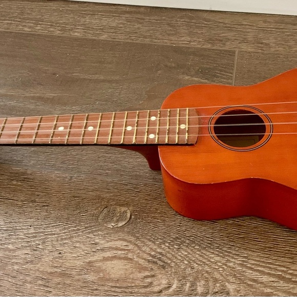 Vintage ukulele - Picture 1 of 13